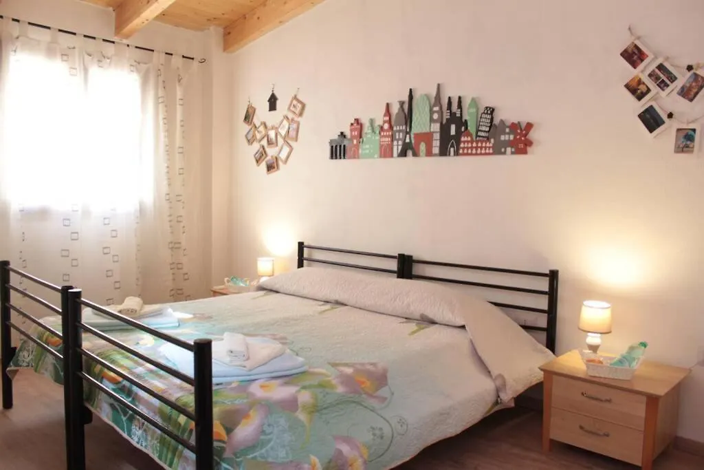 B&B la piccola maison Ploaghe 0*,  Italia